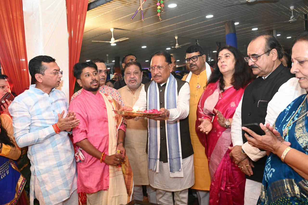 Raipur Garba: मुख्यमंत्री निवास में नवरात्रि के अवसर पर गरबा महोत्सव का आयोजन किया गया। मुख्यमंत्री विष्णु देव साय की मौजूदगी में हुए इस आयोजन में बड़ी संख्या में माताओं-बहनों, बेटियों और गुजराती समाज के लोगों ने उत्साह के साथ हिस्सा लिया। पारंपरिक परिधानों में सजे प्रतिभागियों ने मां दुर्गा की आराधना के साथ गरबा की मनमोहक प्रस्तुतियां दीं। भक्ति गीतों और गरबा की ताल से पूरा परिसर उत्सव के माहौल में रंग गया।