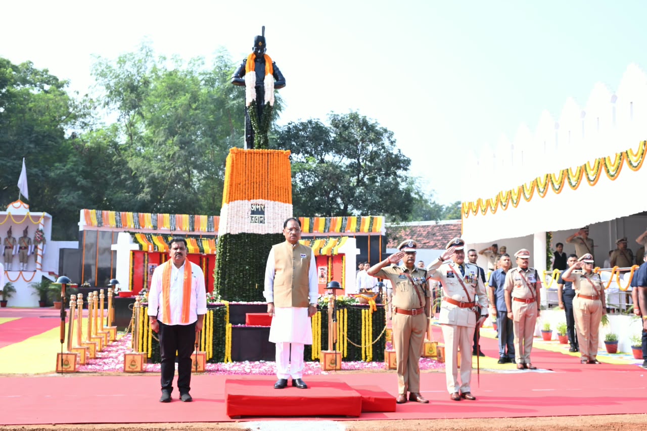 Police Memorial Day 2026: रायपुर में पुलिस स्मृति दिवस के अवसर पर मुख्यमंत्री विष्णुदेव साय ने अमर शहीद पुलिस जवानों को श्रद्धांजलि दी। उन्होंने कहा कि छत्तीसगढ़ में नक्सलवाद के खिलाफ मिली सफलता वीर पुलिस और सुरक्षा बलों के जवानों के साहस, शौर्य और सर्वोच्च बलिदान का परिणाम है।