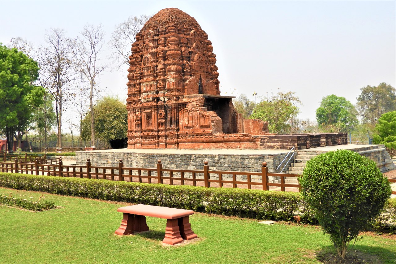 Sirpur Laxman Temple: छत्तीसगढ़ की ऐतिहासिक और सांस्कृतिक विरासत को अंतरराष्ट्रीय पहचान दिलाने की दिशा में बड़ी उपलब्धि सामने आई है। महासमुंद जिले में महानदी के तट पर स्थित प्राचीन नगरी सिरपुर को यूनेस्को की विश्व धरोहर की अस्थायी सूची में शामिल किया गया है। इससे सिरपुर के विश्व धरोहर स्थल बनने की संभावनाएं और मजबूत हुई हैं।