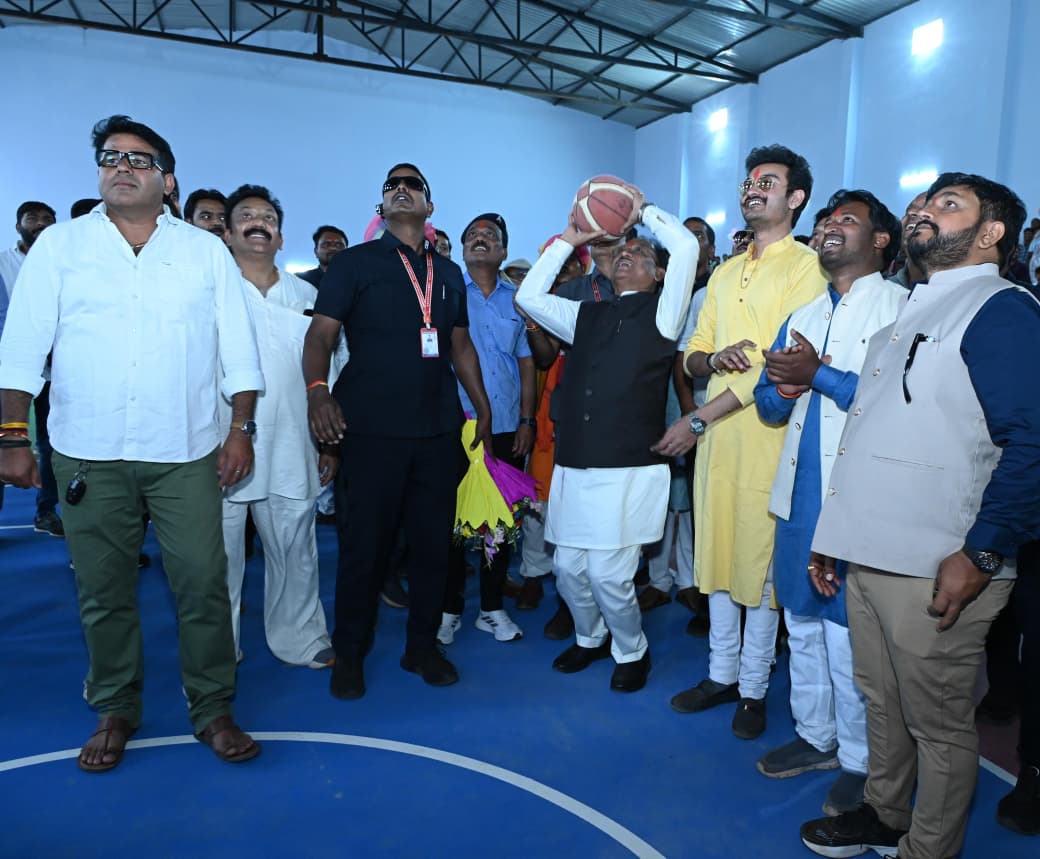 CG News: मुख्यमंत्री विष्णुदेव साय के नेतृत्व में छत्तीसगढ़ में खेल सुविधाओं के विस्तार पर लगातार काम किया जा रहा है। इसी कड़ी में मुख्यमंत्री के गृह जिले जशपुर में 3 करोड़ 52 लाख रुपए की लागत से निर्मित मल्टीपरपज इंडोर बास्केटबॉल स्टेडियम खिलाड़ियों के लिए बड़ी सुविधा बनकर तैयार हुआ है।