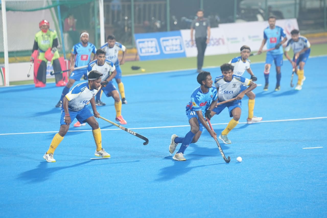 CG Hockey League: रायपुर के सरदार वल्लभभाई पटेल अंतरराष्ट्रीय हॉकी स्टेडियम में गुरुवार को छत्तीसगढ़ हॉकी लीग के उद्घाटन मुकाबले में न्यायधानी नाइट्स ने शानदार जीत दर्ज की। ओलंपियन सुरेंद्र सिंह की टीम न्यायधानी नाइट्स ने ओलंपियन ललित उपाध्याय की राजधानी रॉयल्स को रोमांचक मुकाबले में 2-1 से हराकर टूर्नामेंट में जीत के साथ शुरुआत की।