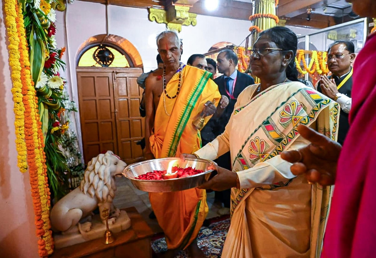 President Draupadi Murmu Bastar Visit: राष्ट्रपति द्रौपदी मुर्मु ने अपने बस्तर प्रवास के दौरान जगदलपुर स्थित मां दंतेश्वरी मंदिर पहुंचकर विधि-विधान से पूजा-अर्चना की। उन्होंने मां दंतेश्वरी के दर्शन कर देशवासियों की सुख-समृद्धि, खुशहाली और मंगलमय जीवन की कामना की।