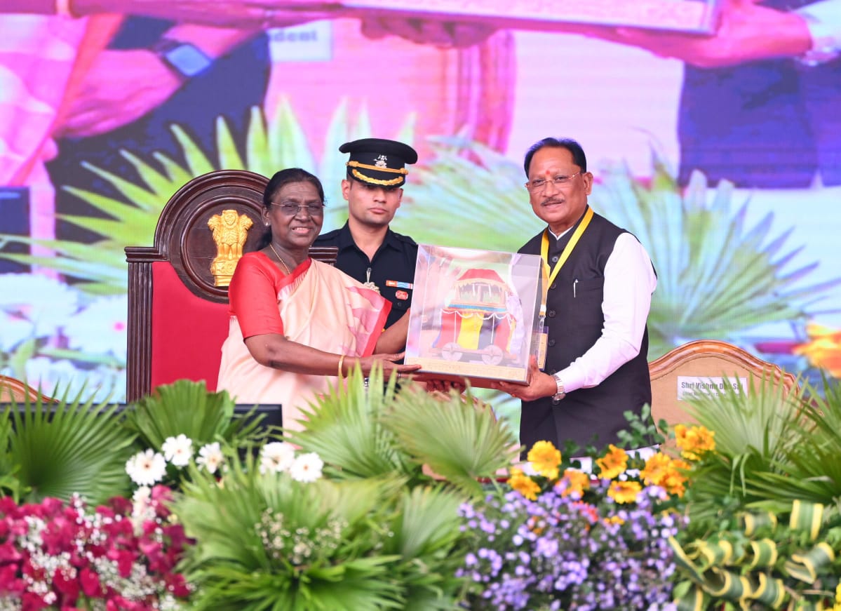 Bastar Dussehra 2026: राष्ट्रपति द्रौपदी मुर्मु ने जगदलपुर में आयोजित विश्व प्रसिद्ध बस्तर दशहरा उत्सव में शामिल होकर बस्तर की अनूठी धार्मिक और सांस्कृतिक परंपराओं की सराहना की। उन्होंने कहा कि करीब 75 दिनों तक चलने वाला यह उत्सव छत्तीसगढ़ की सांस्कृतिक पहचान, सामूहिक आस्था, सामाजिक एकता और जनजातीय विरासत का जीवंत प्रतीक है।