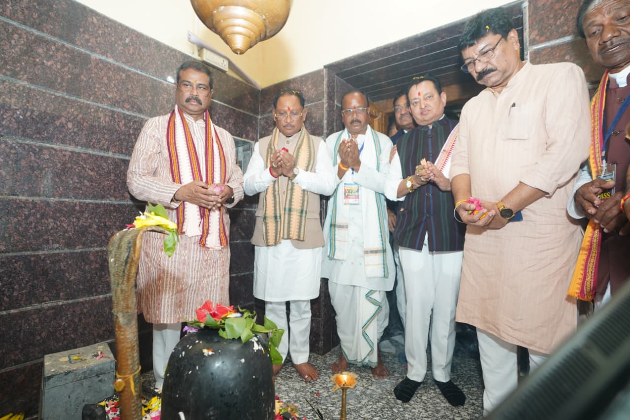 CG News: मुख्यमंत्री विष्णु देव साय ने महासमुंद जिले के बसना विकासखंड अंतर्गत ग्राम गढ़फुलझर स्थित रामचंडी मंदिर पहुंचकर पूजा-अर्चना की। उन्होंने मां रणेश्वर रामचंडी से छत्तीसगढ़ की सुख-समृद्धि, खुशहाली और निरंतर प्रगति के साथ प्रदेशवासियों के मंगलमय जीवन की कामना की।