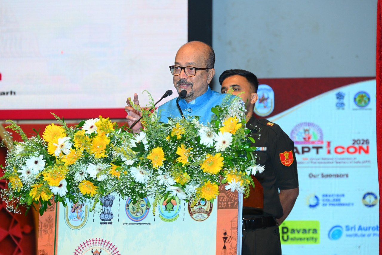 Raipur News: रायपुर स्थित पंडित रविशंकर शुक्ल विश्वविद्यालय में आयोजित एसोसिएशन ऑफ फार्मास्यूटिकल टीचर्स ऑफ इंडिया (एपीटीआई) के 28वें राष्ट्रीय अधिवेशन एपिकॉन-2026 में राज्यपाल रमेन डेका ने कहा कि सस्ता इलाज, किफायती दवाएं और ग्रामीण क्षेत्रों तक बेहतर स्वास्थ्य सेवाएं पहुंचाना देश की बड़ी प्राथमिकता है। उन्होंने कहा कि चिकित्सकों, फार्मासिस्टों, शिक्षकों और शोधकर्ताओं को मिलकर इस दिशा में काम करना होगा तथा स्वास्थ्य और शिक्षा को समाजसेवा का माध्यम बनाना चाहिए।