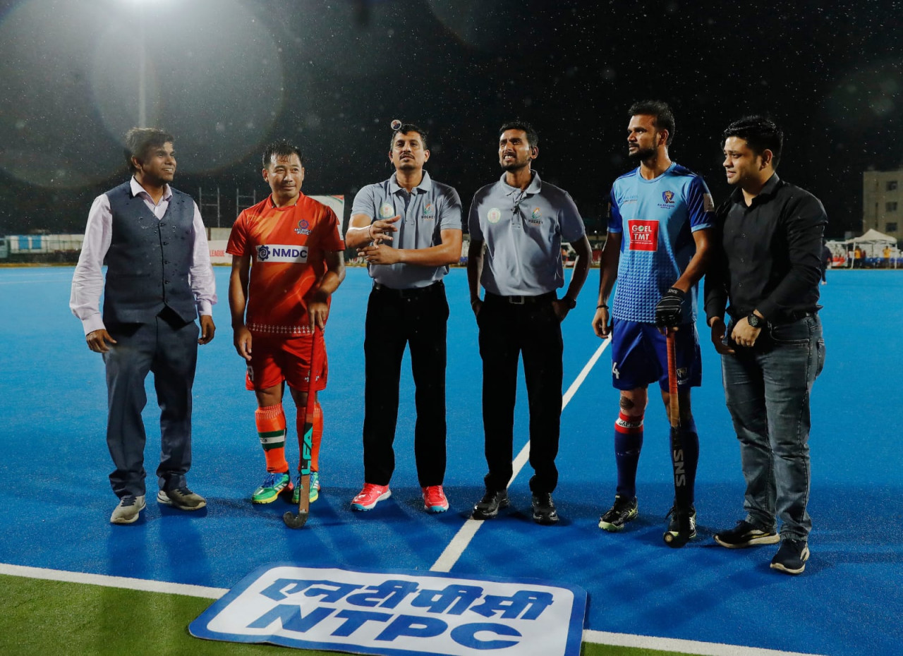 Raipur Hockey League: बारिश से प्रभावित छत्तीसगढ़ हॉकी लीग के मुकाबले में बैलाडिला बुल्स ने राजधानी रॉयल्स को 1-0 से हराकर टूर्नामेंट में अपनी पहली जीत दर्ज की। चिंगलेनसाना सिंह की टीम की इस जीत के बाद सेमीफाइनल में पहुंचने की उम्मीदें बनी हुई हैं। वहीं, राजधानी रॉयल्स बिना कोई मुकाबला जीते टूर्नामेंट से बाहर हो गई है।