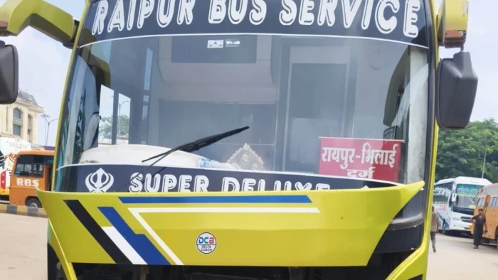 Raipur Breaking: राजधानी रायपुर के बस स्टैंड में खड़ी एक बस के अंदर कंडक्टर का शव फांसी के फंदे पर लटका मिलने से हड़कंप मच गया। सूचना मिलते ही टिकरापारा थाना पुलिस मौके पर पहुंची और शव को कब्जे में लेकर मामले की जांच शुरू कर दी।