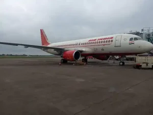Raipur Airport: रायपुर के स्वामी विवेकानंद एयरपोर्ट पर मंगलवार शाम रनवे मरम्मत कार्य के चलते विमान संचालन प्रभावित रहा। दिल्ली और इंदौर से रायपुर आ रही इंडिगो की दो फ्लाइट को नागपुर डायवर्ट करना पड़ा। दोनों विमानों में करीब 280 यात्री सवार थे, जिन्हें गंतव्य तक पहुंचने में लंबा इंतजार करना पड़ा।