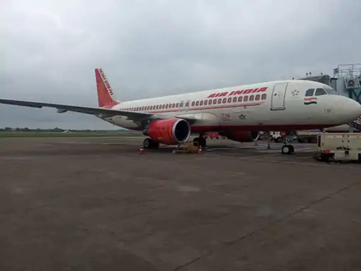 Raipur Airport: रायपुर के स्वामी विवेकानंद एयरपोर्ट पर मंगलवार शाम रनवे मरम्मत कार्य के चलते विमान संचालन प्रभावित रहा। दिल्ली और इंदौर से रायपुर आ रही इंडिगो की दो फ्लाइट को नागपुर डायवर्ट करना पड़ा। दोनों विमानों में करीब 280 यात्री सवार थे, जिन्हें गंतव्य तक पहुंचने में लंबा इंतजार करना पड़ा।
