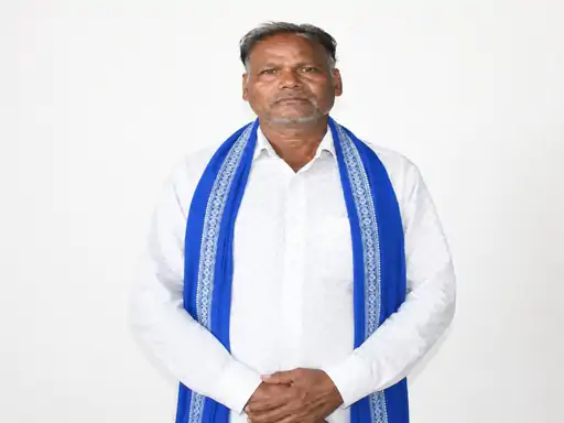 CG News: छत्तीसगढ़ के जांजगीर-चांपा जिले के पामगढ़ में शराब पीने के बाद संदिग्ध हालत में बसपा पार्षद समेत दो लोगों की मौत हो गई। मृतकों की पहचान बसपा पार्षद रामखिलावन जांगड़े (55) और निजी क्लिनिक संचालक जोहितराम खरे (52) के रूप में हुई है। जानकारी के अनुसार, दोनों ने शुक्रवार देर शाम अपने दो अन्य साथियों के साथ सादी देशी शराब का सेवन किया था। घर पहुंचने के बाद उनकी तबीयत बिगड़ने लगी और सांस लेने में परेशानी होने लगी। इसके बाद दोनों को सामुदायिक स्वास्थ्य केंद्र पामगढ़ ले जाया गया, जहां से हालत गंभीर होने पर बिलासपुर रेफर किया गया। इलाज के दौरान दोनों की मौत हो गई।