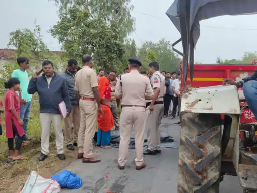 CG Accident: सूरजपुर जिले के सलका-करौटी मुख्य मार्ग पर टईया गांव के पास शनिवार को हुए भीषण सड़क हादसे में बाइक सवार दंपती की मौके पर ही मौत हो गई। हादसे में उनके साथ बाइक पर सवार 12 वर्षीय बच्चा गंभीर रूप से घायल हो गया। टक्कर इतनी तेज थी कि बाइक ट्रक में फंसकर करीब 50 मीटर तक सड़क पर घिसटती चली गई।