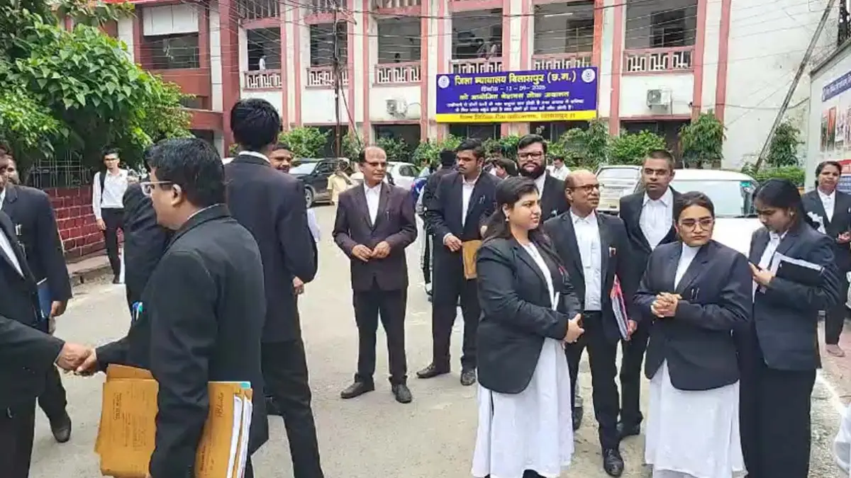CG High Court: छत्तीसगढ़ सरकार ने बिलासपुर हाईकोर्ट में शासकीय मामलों की प्रभावी पैरवी के लिए 8 विधि अधिकारियों की नियुक्ति की है। विधि एवं विधायी कार्य विभाग ने इस संबंध में दो अलग-अलग आदेश जारी किए हैं। इसके साथ ही कुल 31 अधिवक्ताओं को जिम्मेदारी सौंपी गई है, जिनमें 23 पैनल लॉयर भी शामिल हैं। सभी नियुक्तियां दो वर्ष के कार्यकाल के लिए की गई हैं।