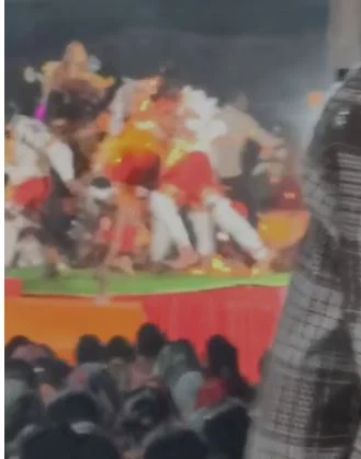 CG News: छत्तीसगढ़ के धमतरी जिले में दशहरा उत्सव के दौरान बड़ा हादसा हो गया। रामलीला मंचन के दौरान अचानक आग भड़कने से हनुमान का किरदार निभा रहा युवक समेत तीन लोग झुलस गए। घायलों को इलाज के लिए अस्पताल में भर्ती कराया गया है। घटना का वीडियो भी सामने आया है, जिसमें आग की भयावह स्थिति दिखाई दे रही है। घटना नगरी क्षेत्र के छिपली गांव की है।