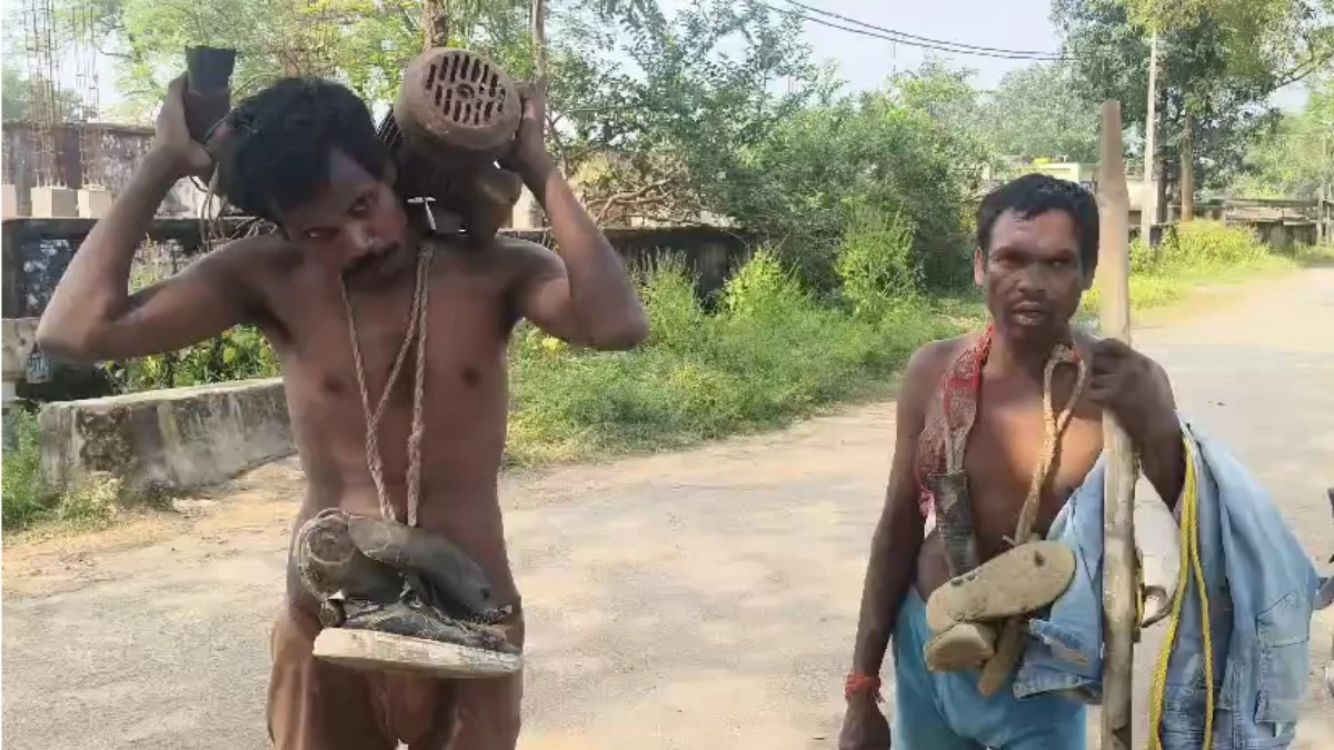 CG News: छत्तीसगढ़ के सूरजपुर जिले से एक हैरान करने वाला मामला सामने आया है। यहां पंप चोरी के आरोप में पकड़े गए दो युवकों को ग्रामीणों ने जूतों की माला पहनाकर पूरे गांव में घुमा दिया। इस घटना का वीडियो सोशल मीडिया पर तेजी से वायरल हो रहा है। मामला ग्राम पंचायत आमगांव का बताया जा रहा है।