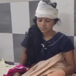 CG News: छत्तीसगढ़ के सूरजपुर जिले में एक व्यक्ति पर अपनी पत्नी के साथ बेरहमी से मारपीट करने और उसे जंगल में अधमरी हालत में छोड़कर भागने का आरोप लगा है। महिला का आरोप है कि पति ने चरित्र पर शक करते हुए उसके साथ हमला किया, जिसमें उसके सिर पर गंभीर चोट आई और एक उंगली भी कट गई।