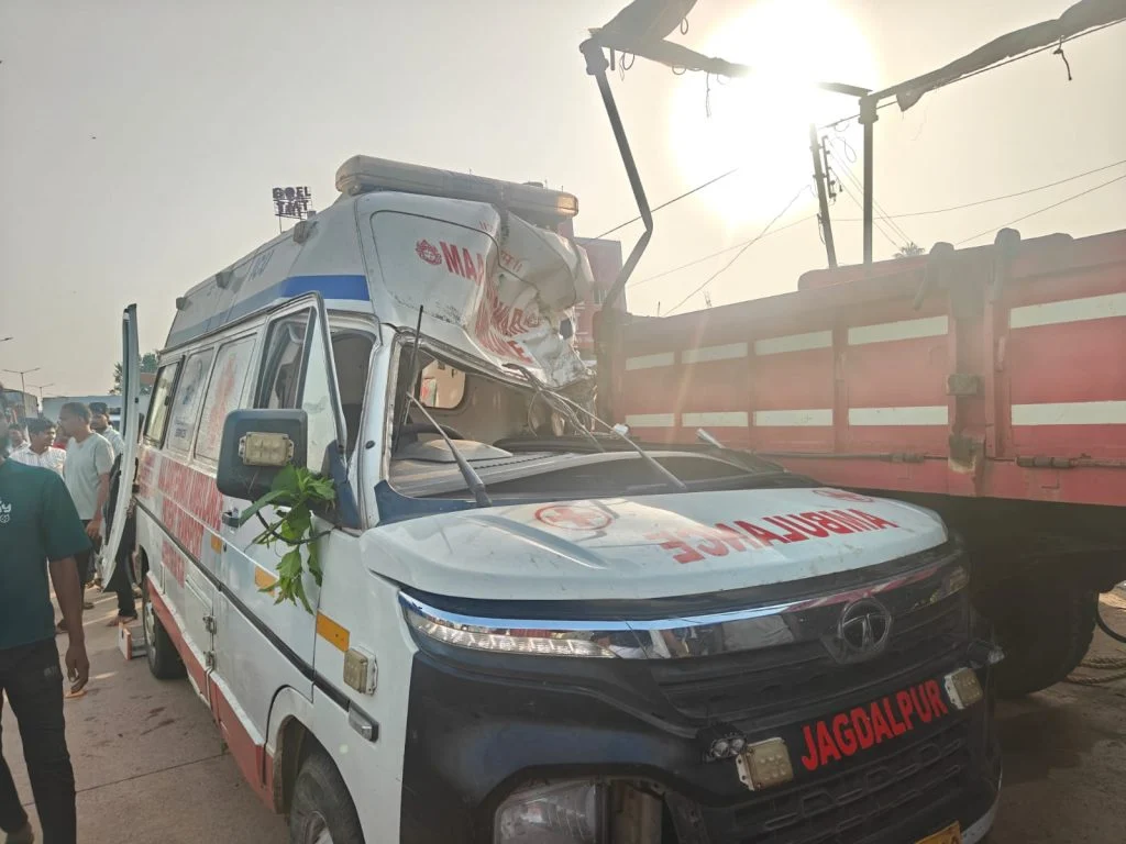 CG Ambulance Accident: छत्तीसगढ़ के धमतरी जिले में गुरुवार को एक दर्दनाक सड़क हादसा हो गया। रायपुर से शव लेकर जगदलपुर जा रही एम्बुलेंस संबलपुर के पास अनियंत्रित होकर पहले डिवाइडर से टकराई, फिर सामने खड़े ट्रैक्टर से जा भिड़ी। हादसे में एम्बुलेंस में सवार एक नर्स की मौके पर ही मौत हो गई।