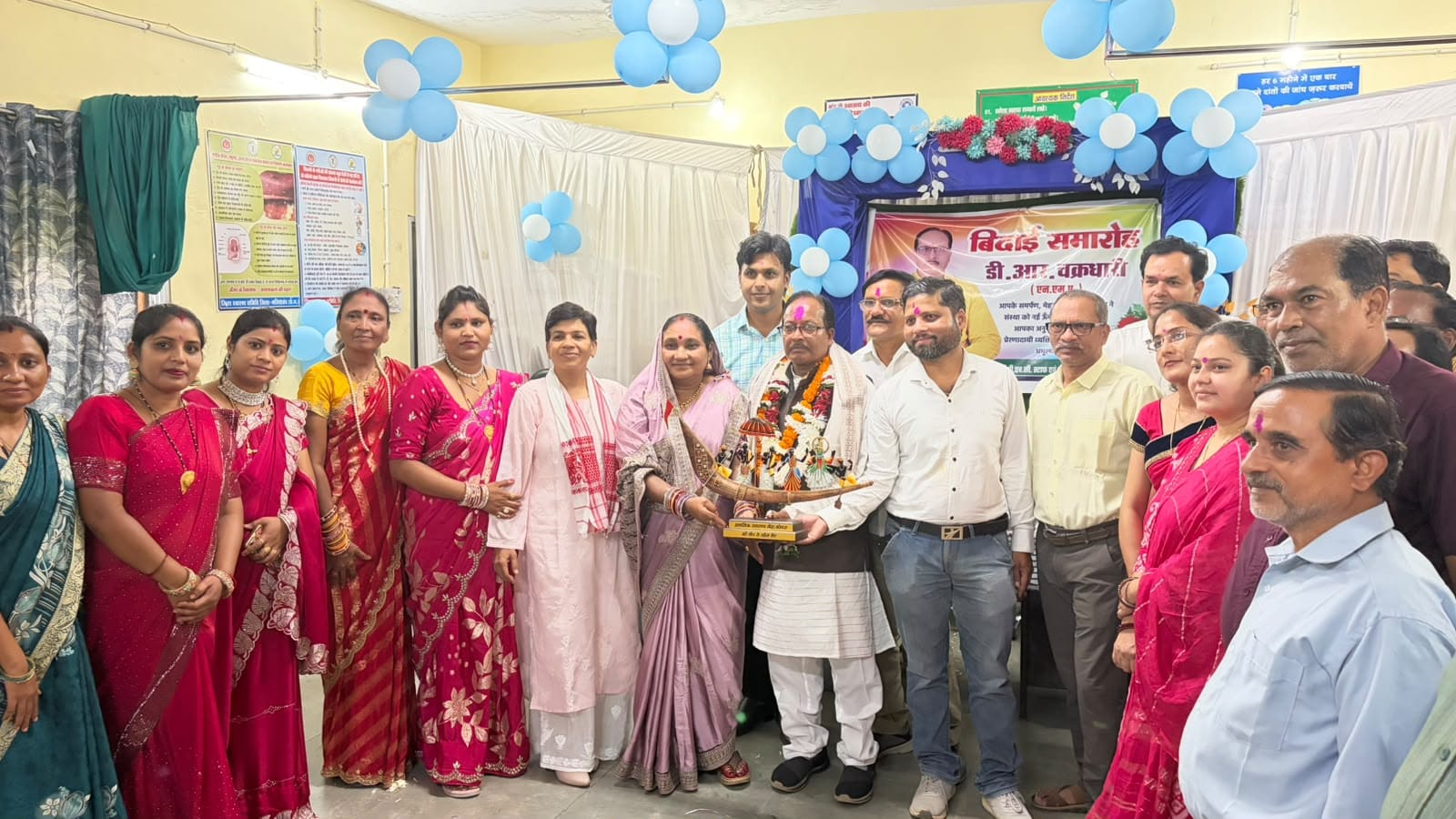 CG News: गरियाबंद जिले के कोपरा प्राथमिक स्वास्थ्य केंद्र में 37 वर्षों से अधिक समय तक सेवाएं देने के बाद एनएमए दौवा राम चक्रधारी अधिवार्षिकी आयु पूर्ण कर सेवानिवृत्त हो गए। इस अवसर पर स्वास्थ्य विभाग के अधिकारियों, कर्मचारियों, जनप्रतिनिधियों और नगरवासियों ने उनका सम्मान कर भावभीनी विदाई दी। समारोह में विशेष रूप से कुष्ठ रोग उन्मूलन अभियान में उनके योगदान को याद किया गया।