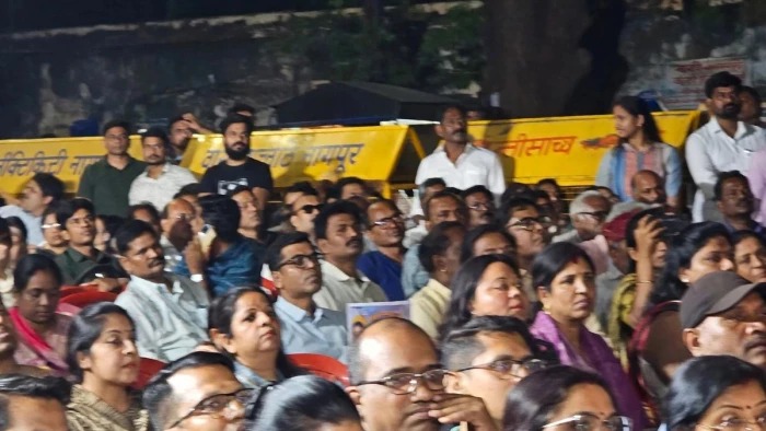 Raipur News: पुरानी पेंशन योजना (OPS) लागू करने की मांग को लेकर बिजली कंपनी के अधिकारी-कर्मचारियों ने राजधानी रायपुर में बड़ा प्रदर्शन किया। विद्युत अधिकारी-कर्मचारी पुरानी पेंशन अधिकार मंच के नेतृत्व में आयोजित महारैली और आमसभा में प्रदेशभर से बड़ी संख्या में अधिकारी-कर्मचारी शामिल हुए।