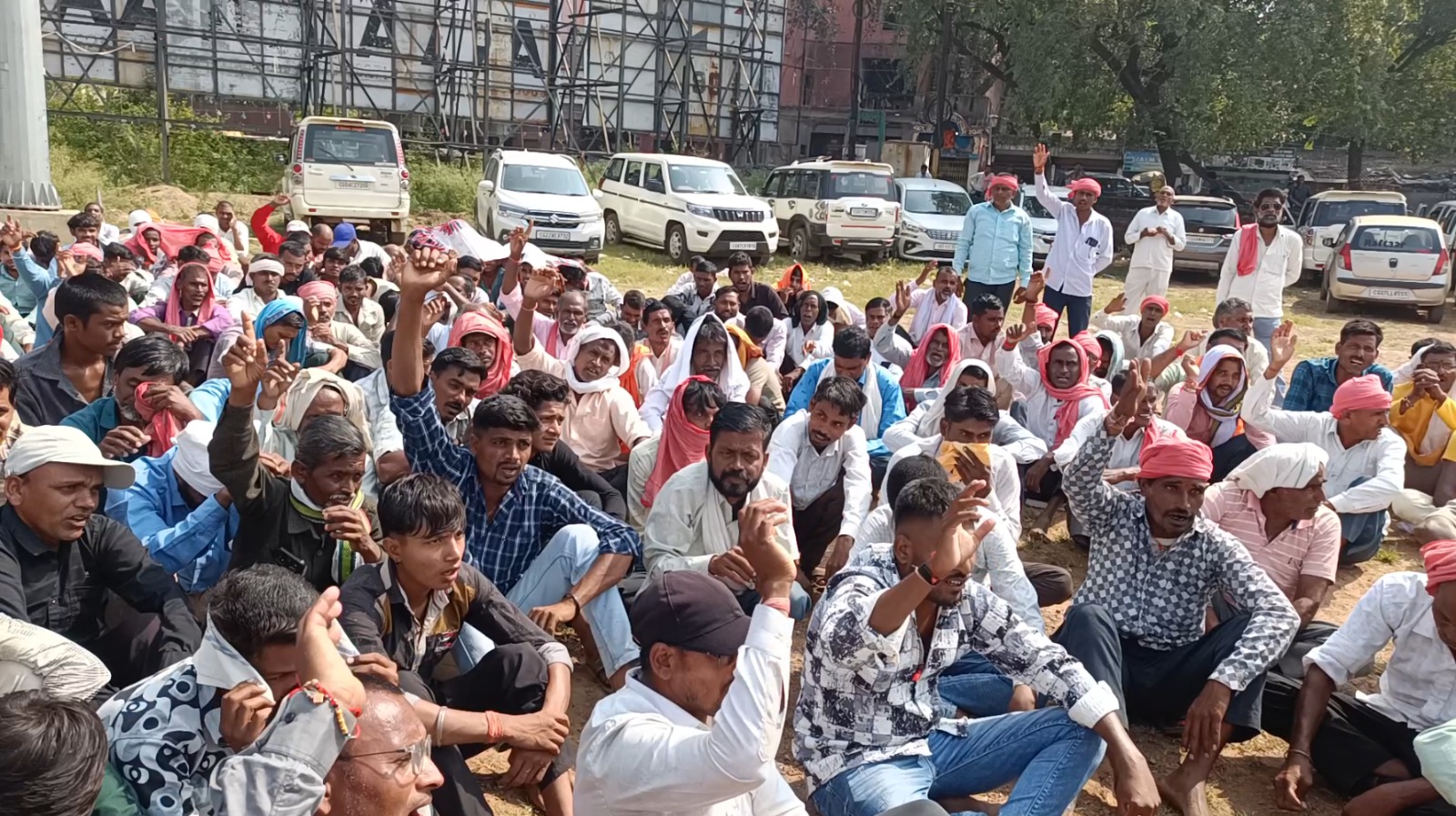 CG Kisan Protest: छत्तीसगढ़ में भारतीय किसान संघ ने अपनी विभिन्न मांगों को लेकर प्रदेशभर में आंदोलन किया। प्रदेश के कई जिलों में किसानों ने जिला मुख्यालय पहुंचकर प्रदर्शन किया और मुख्यमंत्री के नाम कलेक्टरों को ज्ञापन सौंपा।