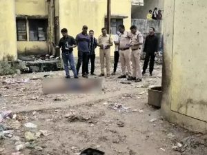 Raipur Breaking: रायपुर के तेलीबांधा थाना क्षेत्र स्थित लाभांडी की बीएसयूपी कॉलोनी में देर रात एक युवक का खून से लथपथ शव मिलने से इलाके में सनसनी फैल गई। सूचना मिलते ही पुलिस मौके पर पहुंची और जांच शुरू की। मृतक की पहचान लाभांडी निवासी पुणेश यादव के रूप में हुई है। शुरुआती जांच में पुलिस ने शव को पोस्टमॉर्टम के लिए भेज दिया है।