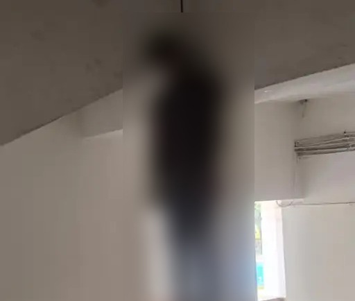 Raipur News: रायपुर कलेक्ट्रेट परिसर में शनिवार सुबह चौकीदार दिनेश यादव (50) का शव फंदे से लटका मिला। घटना की सूचना मिलते ही सिविल लाइन थाना पुलिस मौके पर पहुंची और शव को कब्जे में लेकर जांच शुरू कर दी। घटना के बाद कलेक्ट्रेट परिसर में लोगों की भीड़ जुट गई।