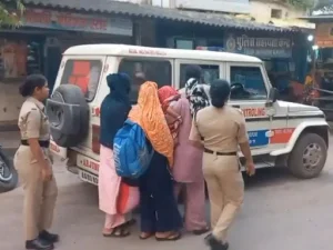 CG Sex Racket: छत्तीसगढ़ के धमतरी जिले के श्यामतराई गांव में संदिग्ध गतिविधियों की सूचना पर पुलिस ने एक मकान में दबिश दी। पुलिस को मौके से 4 लड़कियां और 7 लड़के मिले, जिनमें एक नाबालिग भी शामिल है। सभी को थाने लाकर पूछताछ की गई। इसके बाद 7 बालिग लड़कों के खिलाफ धारा 151 के तहत प्रतिबंधात्मक कार्रवाई की गई।