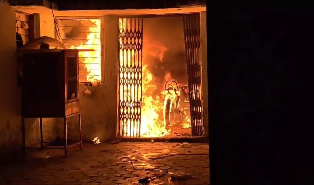 CG Fire: न्यायधानी बिलासपुर में मुक्तिधाम के पास स्थित अटल आवास में रविवार रात भीषण आग लग गई। आग लगने से आवास में रहने वाले लोगों के बीच अफरा-तफरी मच गई। घटना के समय बड़ी संख्या में महिलाएं, बच्चे और बुजुर्ग मौजूद थे। धुएं और आग की लपटों से घबराकर कुछ महिलाओं और बच्चों ने जान बचाने के लिए पहली और दूसरी मंजिल से छलांग लगा दी। इस दौरान एक व्यक्ति के घायल होने की जानकारी सामने आई है। राहत की बात रही कि हादसे में कोई जनहानि नहीं हुई।
