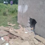 Bilaspur Liquor Shop Theft: बिलासपुर जिले के सकरी थाना क्षेत्र स्थित कोड़ापुरी कंपोजिट मदिरा दुकान में सेंधमारी का मामला सामने आया है। अज्ञात चोरों ने दुकान की पिछली दीवार में सेंध लगाकर महंगी शराब की बोतलें और गल्ले में रखी नकदी चोरी कर ली। चोरी गए सामान और नकदी की कुल कीमत 14,400 रुपए बताई गई है। घटना के बाद पुलिस ने मामला दर्ज कर जांच शुरू कर दी है।