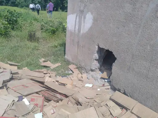 Bilaspur Liquor Shop Theft: बिलासपुर जिले के सकरी थाना क्षेत्र स्थित कोड़ापुरी कंपोजिट मदिरा दुकान में सेंधमारी का मामला सामने आया है। अज्ञात चोरों ने दुकान की पिछली दीवार में सेंध लगाकर महंगी शराब की बोतलें और गल्ले में रखी नकदी चोरी कर ली। चोरी गए सामान और नकदी की कुल कीमत 14,400 रुपए बताई गई है। घटना के बाद पुलिस ने मामला दर्ज कर जांच शुरू कर दी है।
