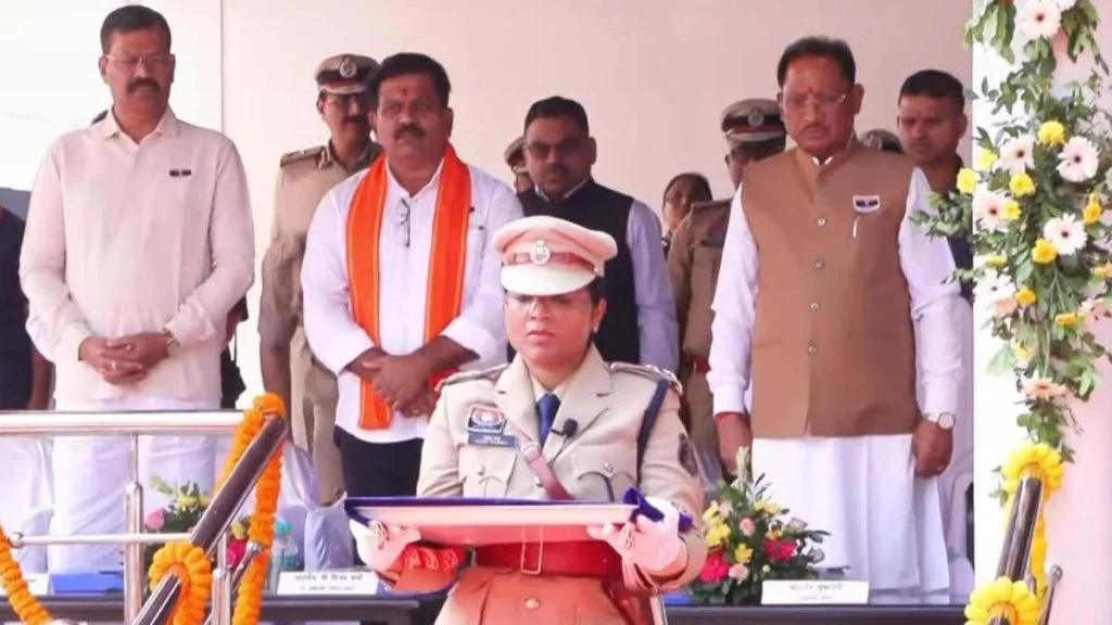 Police Memorial Day: चौथी वाहिनी छत्तीसगढ़ सशस्त्र बल परिसर में बुधवार को पुलिस स्मृति दिवस कार्यक्रम आयोजित किया गया। इस अवसर पर मुख्यमंत्री विष्णुदेव साय और उप मुख्यमंत्री विजय शर्मा ने शहीद पुलिस जवानों को श्रद्धांजलि अर्पित की।