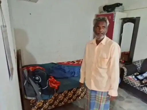 CG News: छत्तीसगढ़ के बेमेतरा जिले में प्रसव के बाद नवजात के लापता होने का मामला सामने आया है। घटना नवागढ़ थाना क्षेत्र के ग्राम जेवरा की है। बताया जा रहा है कि 8 माह की गर्भवती महिला घर पर अकेली थी, तभी प्रसव पीड़ा होने पर दो अज्ञात महिलाएं उसकी मदद के लिए पहुंचीं। महिला के मुताबिक, दोनों ने उसका प्रसव कराया और इसी दौरान वह बेहोश हो गई। जब उसे होश आया तो नवजात और दोनों महिलाएं वहां मौजूद नहीं थीं।
