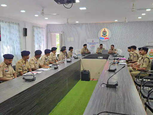 CG Police Transfer: जशपुर जिले के पुलिस विभाग में प्रशासनिक स्तर पर बड़ा फेरबदल किया गया है। SSP डॉ. लाल उमेद सिंह ने 13 ट्रेनी उप निरीक्षकों की अलग-अलग थाना और चौकियों में पदस्थापना के आदेश जारी किए हैं। इनमें 9 ट्रेनी SI को स्वतंत्र प्रभार सौंपा गया है, जबकि 4 को शहरी थानों में थाना प्रभारियों के अधीन प्रशिक्षण दिया जाएगा। इसके अलावा 13 निरीक्षक, उप निरीक्षक और सहायक उप निरीक्षक स्तर के अधिकारियों का भी तबादला किया गया है।
