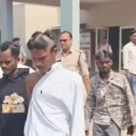 CG Murder: कोरबा जिले के मुड़ापार दशहरा मैदान में रावण दहन कार्यक्रम के दौरान डांस को लेकर शुरू हुआ विवाद खूनी संघर्ष में बदल गया। मामूली कहासुनी के बाद 22 वर्षीय राहुल कुमार उर्फ गोल्डन की धारदार हथियार से हमला कर हत्या कर दी गई। इस मामले में पुलिस ने 3 आरोपियों को गिरफ्तार कर लिया है, जबकि एक आरोपी की तलाश जारी है।