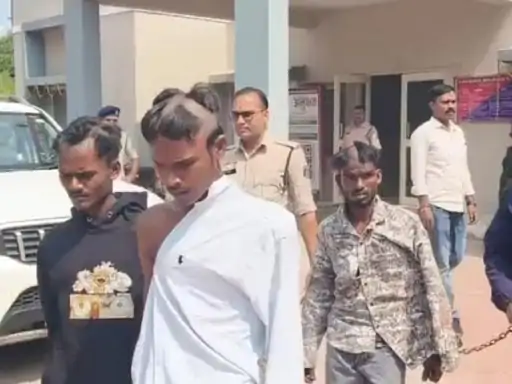 CG Murder: कोरबा जिले के मुड़ापार दशहरा मैदान में रावण दहन कार्यक्रम के दौरान डांस को लेकर शुरू हुआ विवाद खूनी संघर्ष में बदल गया। मामूली कहासुनी के बाद 22 वर्षीय राहुल कुमार उर्फ गोल्डन की धारदार हथियार से हमला कर हत्या कर दी गई। इस मामले में पुलिस ने 3 आरोपियों को गिरफ्तार कर लिया है, जबकि एक आरोपी की तलाश जारी है।