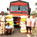 CG Ganja Smuggling: महासमुंद पुलिस ने नशे के खिलाफ बड़ी कार्रवाई करते हुए नेशनल हाईवे-53 पर एक ट्रक से 560 किलोग्राम गांजा बरामद किया है। जब्त गांजे की कीमत करीब 2 करोड़ 80 लाख रुपए बताई जा रही है। मामले में पुलिस ने महाराष्ट्र निवासी दो तस्करों को गिरफ्तार किया है।