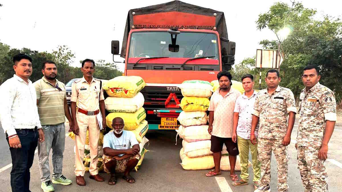 CG Ganja Smuggling: महासमुंद पुलिस ने नशे के खिलाफ बड़ी कार्रवाई करते हुए नेशनल हाईवे-53 पर एक ट्रक से 560 किलोग्राम गांजा बरामद किया है। जब्त गांजे की कीमत करीब 2 करोड़ 80 लाख रुपए बताई जा रही है। मामले में पुलिस ने महाराष्ट्र निवासी दो तस्करों को गिरफ्तार किया है।