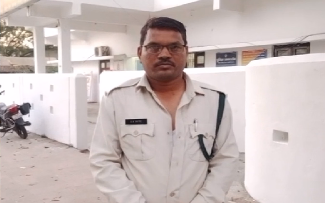 CG News: मरवाही वनमंडल के गौरेला वन परिक्षेत्र में बीट गार्ड के साथ मारपीट और गाली-गलौज का मामला सामने आया है। घटना का वीडियो सोशल मीडिया पर वायरल हो रहा है। वीडियो में एक व्यक्ति वनकर्मी के साथ मारपीट करते और उसकी वर्दी फाड़ते हुए दिखाई दे रहा है।