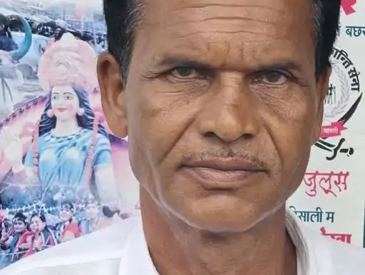 CG Murder: छत्तीसगढ़ के कोंडागांव जिले में सरपंच की बेरहमी से हत्या का मामला सामने आया है। मोहपाल गांव के सरपंच मंगल सिंह मरकाम (56) की लोहे की रॉड और डंडे से पीट-पीटकर हत्या कर दी गई। पुलिस जांच में सामने आया कि एक महिला से संबंध को लेकर हुए विवाद में महिला के परिवार के लोगों ने मिलकर वारदात को अंजाम दिया।