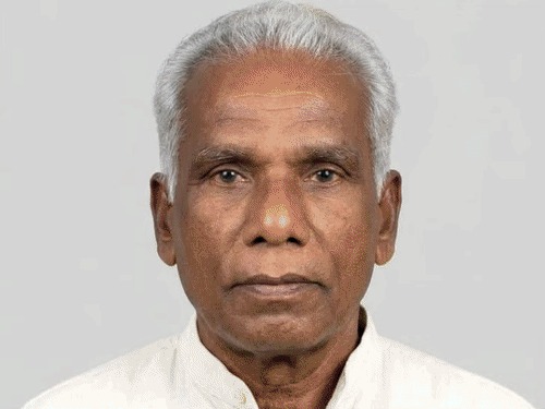 CG Murder: छत्तीसगढ़ के जशपुर जिले के जामपानी सरबकोंबो गांव में टोनही के शक में 68 वर्षीय बुजुर्ग जोयो राम की बोलेरो से कुचलकर हत्या करने का मामला सामने आया है। पुलिस जांच में सामने आया कि वारदात को सड़क हादसा दिखाने की कोशिश की गई थी। मामले में मुख्य आरोपी को गिरफ्तार कर जेल भेज दिया गया है, जबकि अन्य आरोपियों की तलाश जारी है