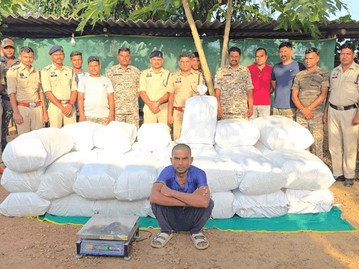 CG Ganja Smuggling: छत्तीसगढ़ के जशपुर जिले में पुलिस ने नशे के खिलाफ बड़ी कार्रवाई करते हुए एक मिनी ट्रक से 6 क्विंटल 32 किलो 380 ग्राम गांजा बरामद किया है। तस्करों ने पुलिस को चकमा देने के लिए गांजे को खाली शराब की बोतलों से भरी बोरियों के नीचे छिपाकर रखा था। पुलिस ने मामले में उत्तर प्रदेश के बहराइच निवासी विनोद कुमार गुप्ता (42) को गिरफ्तार किया है।