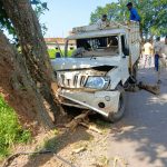 CG Accident: छत्तीसगढ़ के बलरामपुर जिले में सोमवार को एक दर्दनाक सड़क हादसे में दो लोगों की मौत हो गई, जबकि 9 लोग गंभीर रूप से घायल हो गए। करौंधा थाना क्षेत्र में तेज रफ्तार पिकअप अनियंत्रित होकर सड़क किनारे पेड़ से जा टकराई। हादसे के समय वाहन में करीब 20 लोग सवार थे।