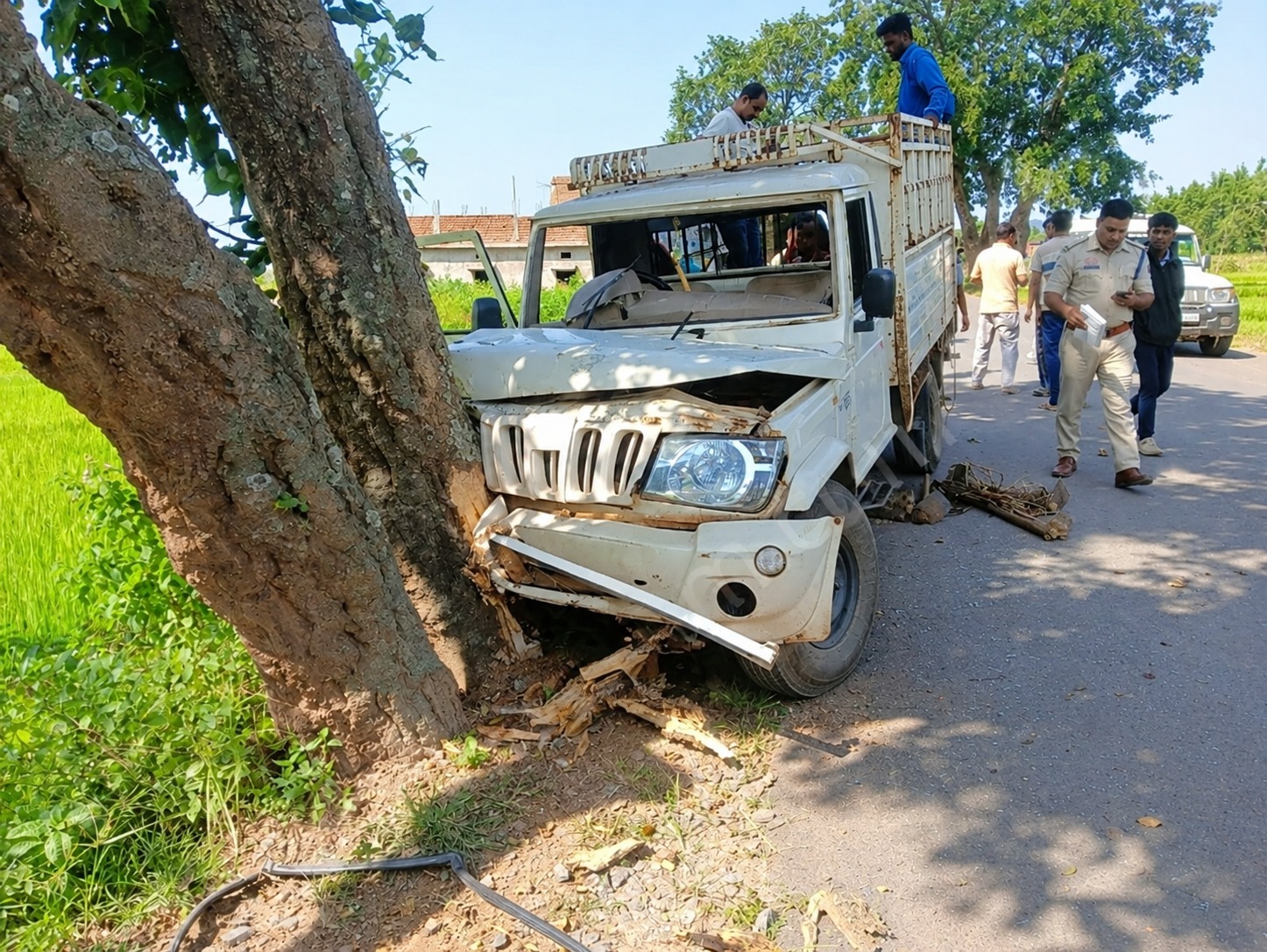 CG Accident: छत्तीसगढ़ के बलरामपुर जिले में सोमवार को एक दर्दनाक सड़क हादसे में दो लोगों की मौत हो गई, जबकि 9 लोग गंभीर रूप से घायल हो गए। करौंधा थाना क्षेत्र में तेज रफ्तार पिकअप अनियंत्रित होकर सड़क किनारे पेड़ से जा टकराई। हादसे के समय वाहन में करीब 20 लोग सवार थे।