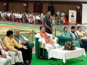 CG News: प्रधानमंत्री नरेंद्र मोदी के जनसेवा और सुशासन के 25 वर्ष पूरे होने के अवसर पर भारतीय जनता पार्टी ने बुधवार को छत्तीसगढ़ के सभी सांगठनिक जिलों में एक साथ सेवा ज्योति यात्रा निकाली। यह यात्रा भाजपा के सेवा संकल्प अभियान के तहत आयोजित की गई, जिसका उद्देश्य प्रधानमंत्री के सार्वजनिक जीवन और शासन की उपलब्धियों को जन-जन तक पहुंचाना है।