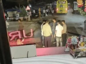 CG News: छत्तीसगढ़ के बिलासपुर में बस एजेंटों के साथ मारपीट और रंगदारी मांगने का मामला सामने आया है। आरोप है कि हिस्ट्रीशीटर ने सवारी बैठाने को लेकर पैसे की मांग की। मना करने पर उसने अपने साथियों के साथ मिलकर बस एजेंटों की जमकर पिटाई कर दी।