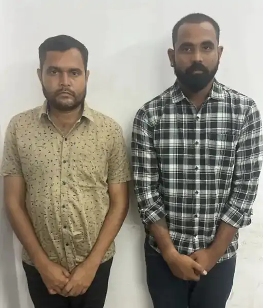 Raipur Fraud: राजधानी रायपुर में खुद को गृहमंत्री का निजी सहायक बताकर सरकारी नौकरी और ट्रांसफर कराने का झांसा देकर लाखों रुपए की ठगी करने वाले दो आरोपियों को पुलिस ने गिरफ्तार किया है। शुरुआती जांच में सामने आया है कि दोनों आरोपियों ने करीब 15 लोगों से लगभग 25 लाख रुपए की ठगी की है। मामला सिविल लाइन थाना क्षेत्र का है।