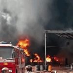 Bhilai Factory Fire: भिलाई के इंडस्ट्रियल एरिया स्थित श्री श्याम केमिकल फैक्ट्री में गुरुवार सुबह भीषण आग लग गई। प्रारंभिक जानकारी के अनुसार वेल्डिंग के दौरान निकली चिंगारी से आग भड़की, जिसने देखते ही देखते केमिकल से भरे 50 से अधिक ड्रम और दो टैंकरों को अपनी चपेट में ले लिया। केमिकल होने के कारण आग तेजी से फैल गई और उसे बुझाने में काफी मशक्कत करनी पड़ी।