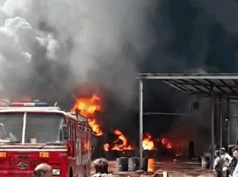 Bhilai Factory Fire: भिलाई के इंडस्ट्रियल एरिया स्थित श्री श्याम केमिकल फैक्ट्री में गुरुवार सुबह भीषण आग लग गई। प्रारंभिक जानकारी के अनुसार वेल्डिंग के दौरान निकली चिंगारी से आग भड़की, जिसने देखते ही देखते केमिकल से भरे 50 से अधिक ड्रम और दो टैंकरों को अपनी चपेट में ले लिया। केमिकल होने के कारण आग तेजी से फैल गई और उसे बुझाने में काफी मशक्कत करनी पड़ी।