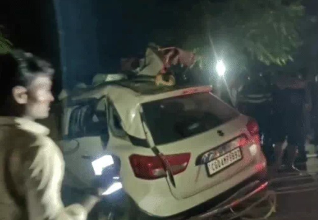 Raipur Accident: छत्तीसगढ़ में शुक्रवार को दो अलग-अलग सड़क हादसों में तीन लोगों की जान चली गई। रायपुर जिले के खरोरा में कार और ट्रैक्टर की जोरदार भिड़ंत में एक पुलिसकर्मी समेत दो युवकों की मौके पर मौत हो गई, जबकि एक अन्य गंभीर रूप से घायल हो गया। वहीं बिलासपुर में तेज रफ्तार स्कूटी की टक्कर से घायल बुजुर्ग ने इलाज के दौरान दम तोड़ दिया।