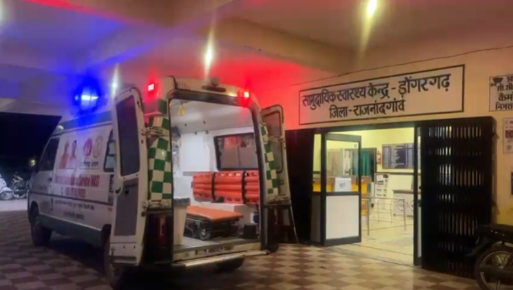 CG Double Murder: राजनांदगांव जिले के डोंगरगढ़ थाना क्षेत्र के चौथना गांव में सनसनीखेज वारदात सामने आई है। एक आरोपी ने घर में घुसकर मां और बेटे पर धारदार हथियार से हमला कर दिया। हमले में दोनों की मौत हो गई, जबकि बेटी गंभीर रूप से घायल हो गई। घायल युवती को प्राथमिक उपचार के बाद ग्रीन कॉरिडोर बनाकर रायपुर रेफर किया गया है, जहां उसका इलाज जारी है।