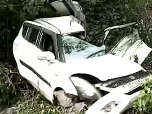 CG Accident: झारखंड के पश्चिमी सिंहभूम जिले में मंगलवार को हुए भीषण सड़क हादसे में छत्तीसगढ़ के एक ही परिवार के 3 लोगों की मौत हो गई, जबकि दो अन्य गंभीर रूप से घायल हो गए। हादसा हाटगम्हरिया थाना क्षेत्र में ट्रक और कार की आमने-सामने की टक्कर में हुआ। घायलों का इलाज जमशेदपुर के टाटा मेन हॉस्पिटल (TMH) में जारी है।